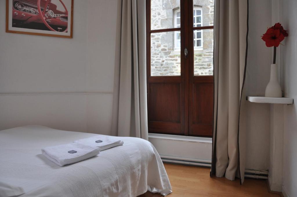 Cafe Hotel Du Theatre Dinan Exterior foto